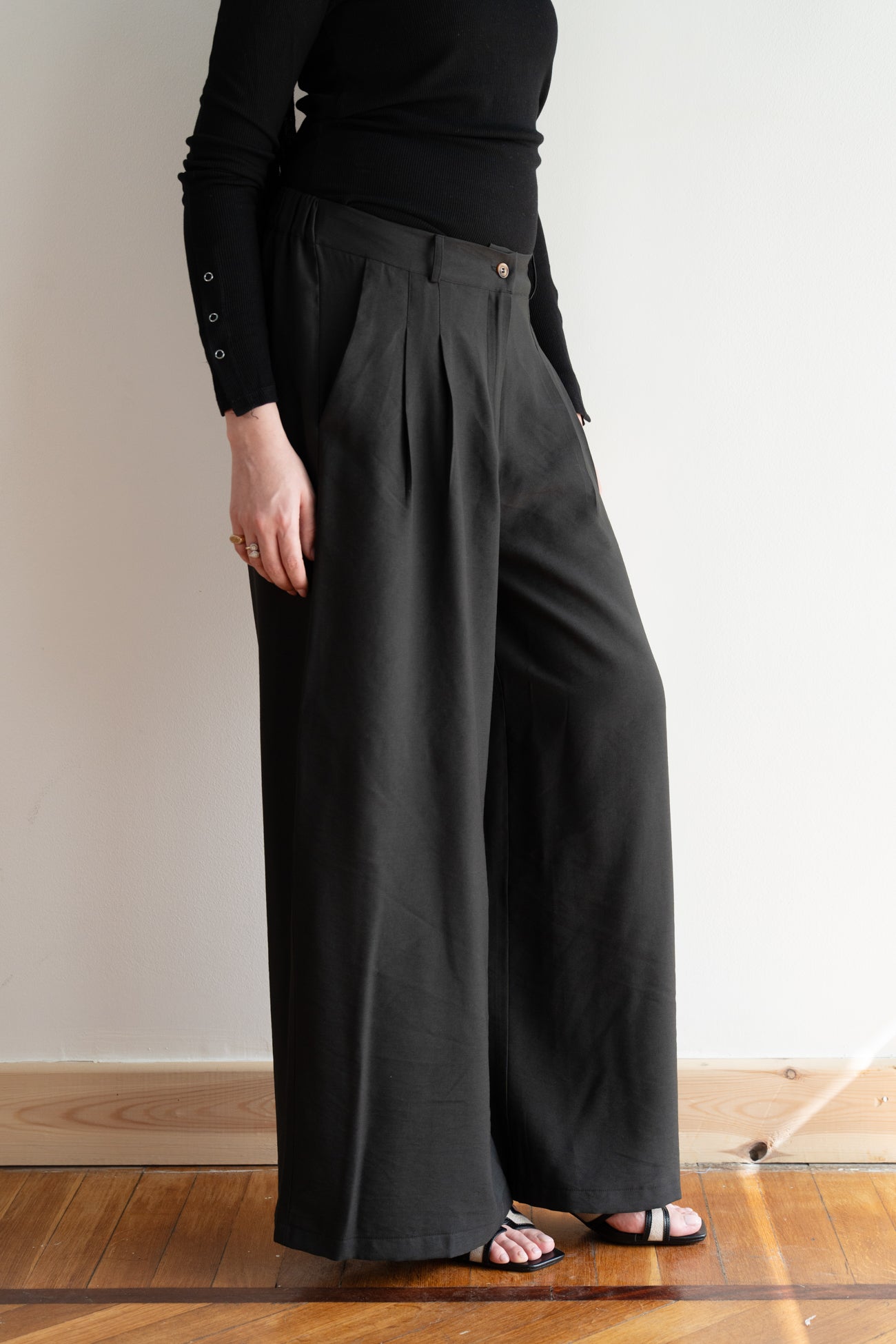 Flow Wide-Leg Pants in Black