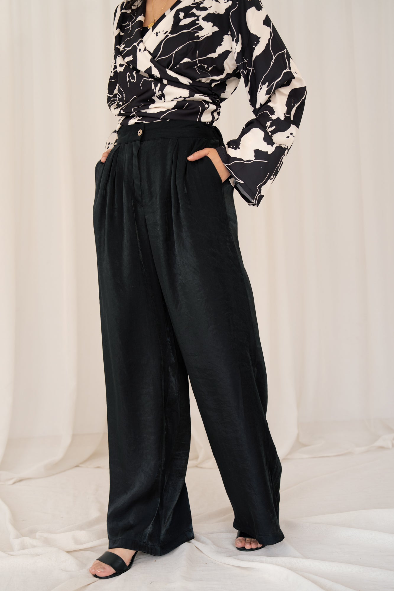 Shiny Shimmer Pants in Black
