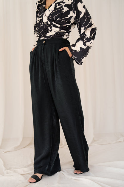 Shiny Shimmer Pants in Black