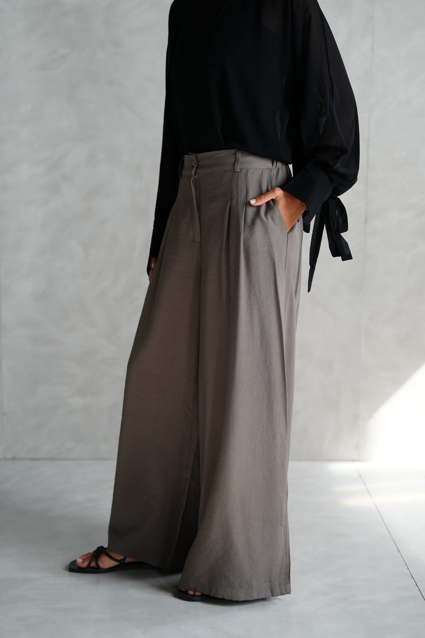 Flow Wide-Leg Pants in Olive
