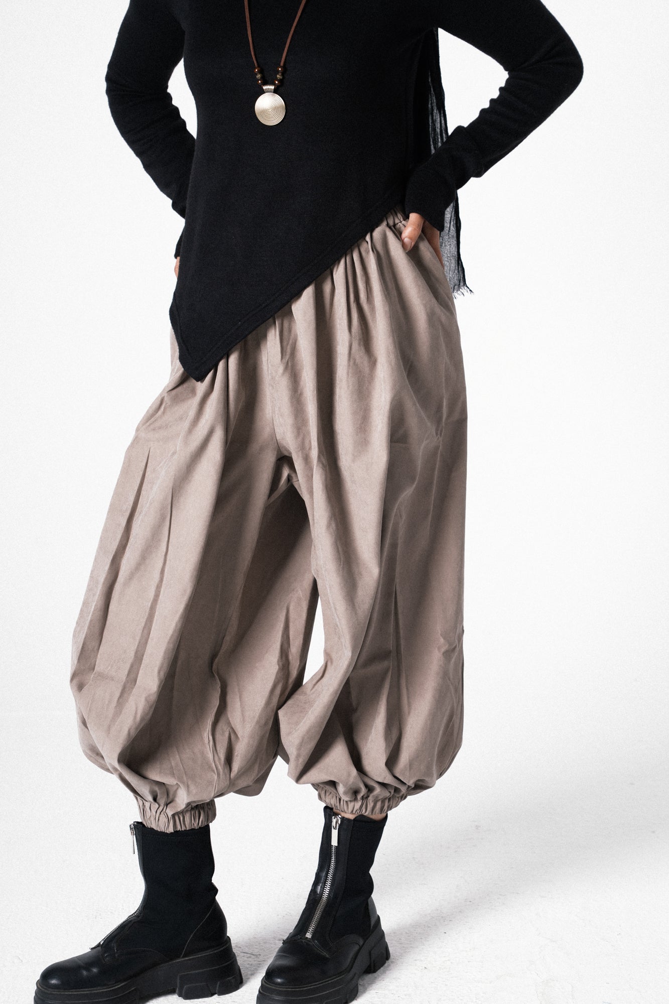 Balloon Pants in Cafe