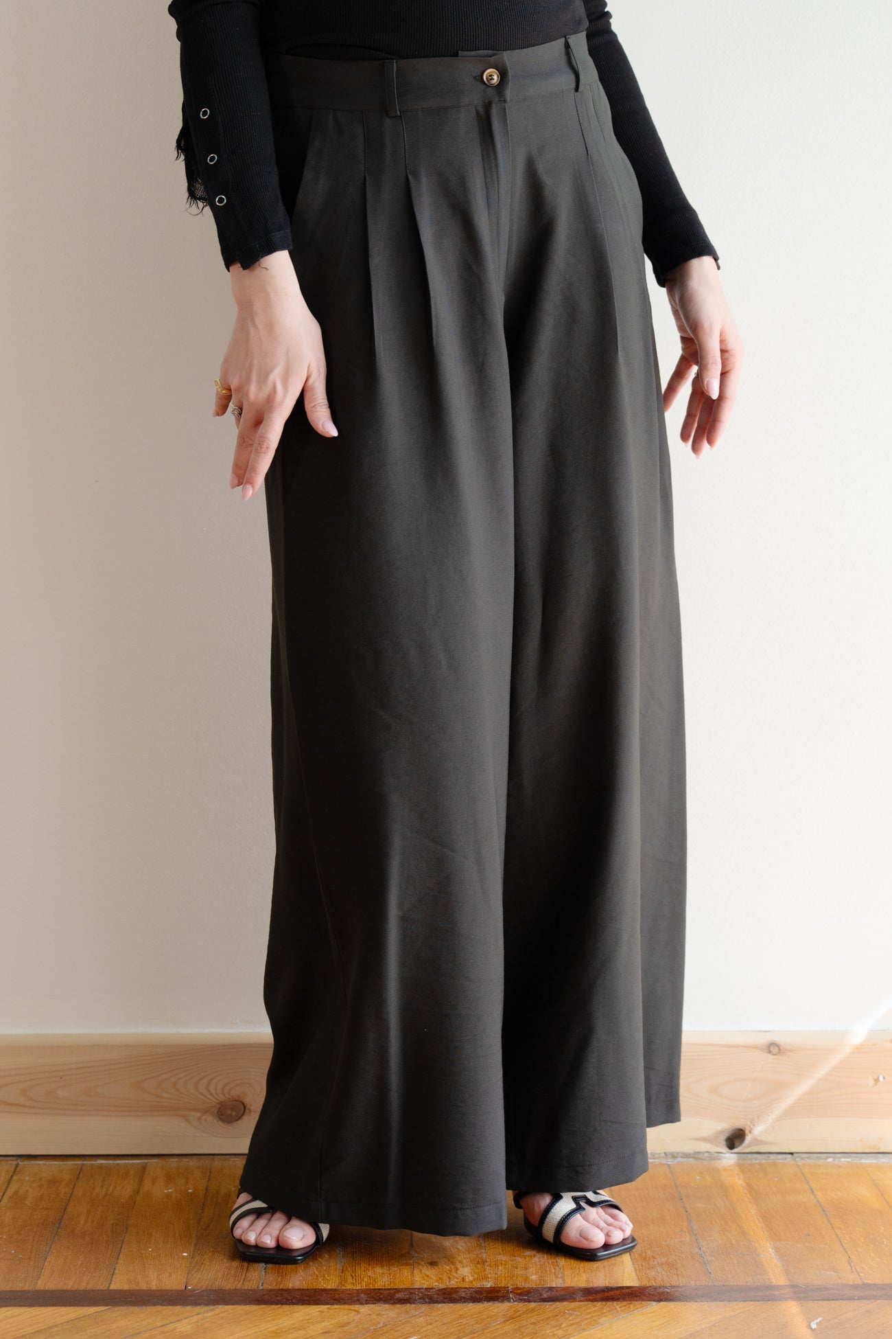 Flow Wide-Leg Pants in Black