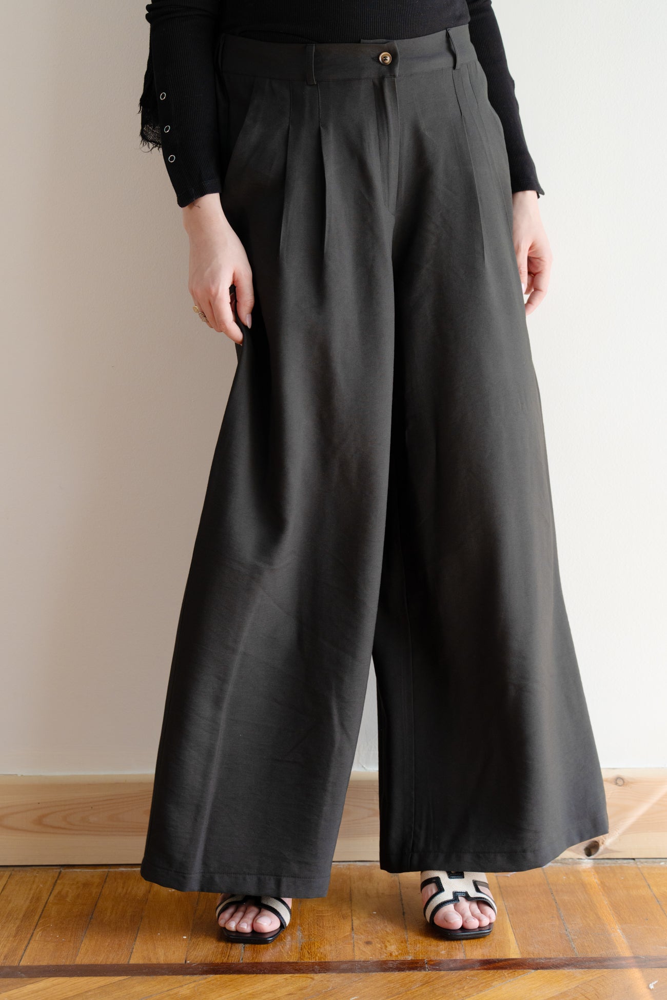 Flow Wide-Leg Pants in Black