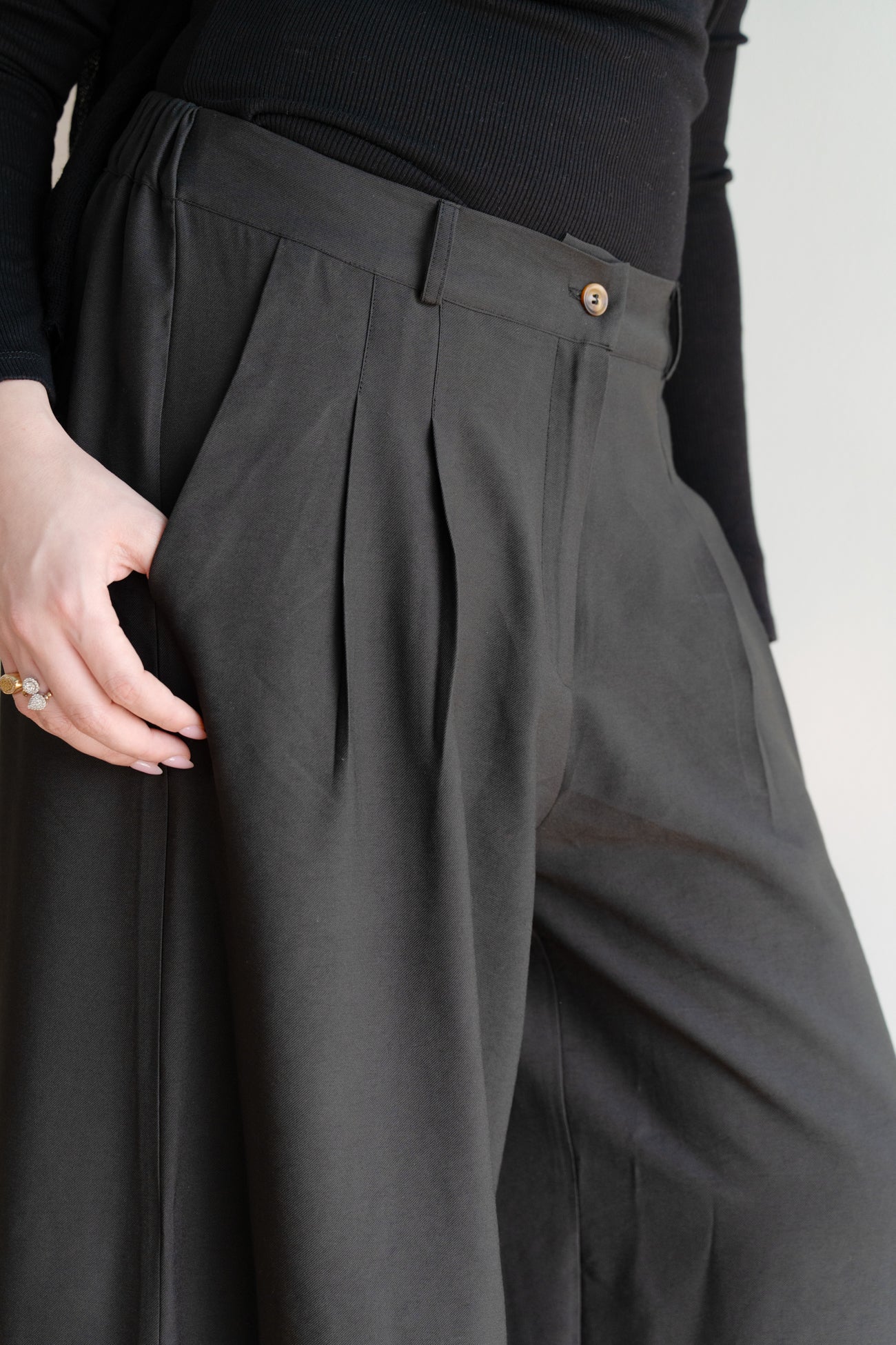 Flow Wide-Leg Pants in Black