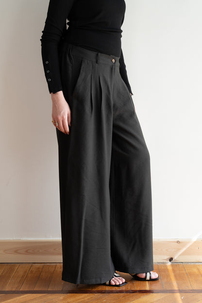 Flow Wide-Leg Pants in Black